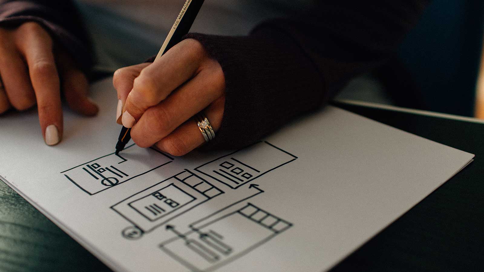 Person som ritar ritningar.